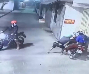 Nhóm cướp táo tợn chặn đầu xe, dùng bình xịt hơi cay tấn công đôi nam nữ để cướp túi xách
