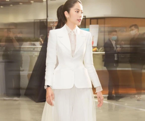 Hai bà mẹ hot nhất Vbiz đụng hàng: Cùng cho Nam Em 'hít khói', sốc nặng với vòng eo của Nhã Phương
