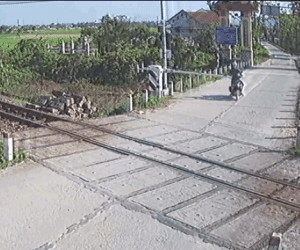 Clip: Tông trúng barie, người đàn ông suýt chết trước đầu tàu hỏa