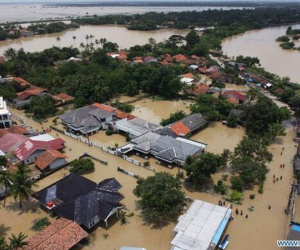 Đảo Indonesia chìm trong biển lũ, hàng nghìn người phải sơ tán