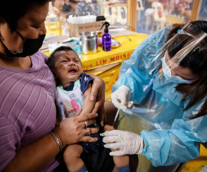 Philippines đề nghị đổi y tá lấy vaccine Covid-19