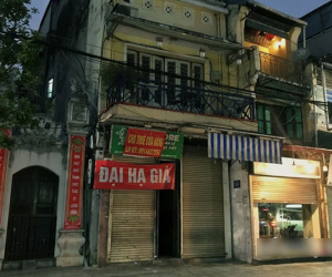 Hà Nội: 'Đìu hiu' vì ảnh hưởng dịch bệnh, hàng quán phố cổ treo biển sang nhượng hàng loạt