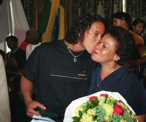 Quá suy sụp, Ronaldinho không thể dự đám tang mẹ