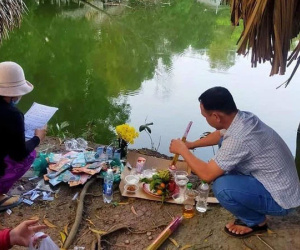 Chơi cùng người nhà tại quán ăn, bé trai 8 tuổi rơi xuống ao nước tử vong