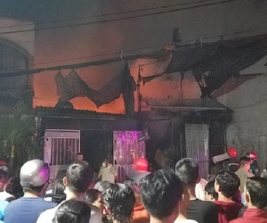 TP.HCM: Nhà thu mua phế liệu cháy dữ dội, người dân nỗ lực cứu tài sản nhưng phải tháo chạy thoát thân
