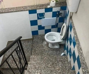 Thiết kế gây 'lú' nhất thời đại: chiếc WC nằm 'ngang ngược' đặt ngay giữa cầu thang, đầy đủ tiện nghi không thiếu thứ gì