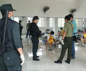 Bình Dương: Bàn giao 11 người Trung Quốc nhập cảnh trái phép cho công an xử lý