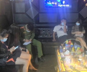 Quán karaoke phớt lờ lệnh cấm, mở cửa cho khách cùng 'tay vịn' hát
