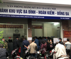 Người dân Thủ đô chen chân làm thủ tục liên quan đến đất đai