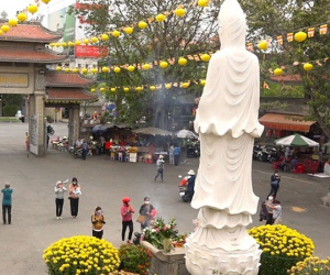 Video: Nhiều chùa ở TP.HCM đóng cửa, khuyên phật tử ở nhà Rằm tháng Giêng