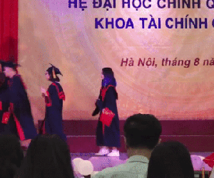 'Lầy lội' như Hậu Hoàng: Lên nhận bằng Tốt nghiệp cũng phải 'tấu hài' tí cho vui