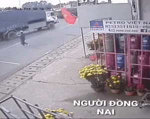 Clip: Cô gái Đồng Nai làm rơi 59 triệu đồng, nhiều người đi đường nhanh tay 'hôi của' rồi bỏ đi