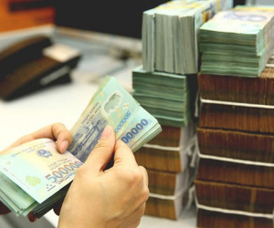 Lãi suất tiết kiệm tiếp tục giảm, vay vốn vẫn chịu lãi suất cao