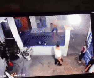 Clip: Người phụ nữ bất ngờ bị tưới xăng thiêu sống, ngọn lửa ngùn ngụt khiến tất cả kinh hãi