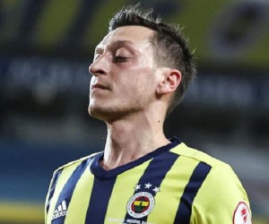 'Tránh vỏ dưa gặp vỏ dừa', Mesut Oezil khởi đầu chật vật ở Fenerbahce