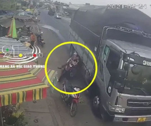 Khoảnh khắc ô tô tải vượt ẩu suýt đẩy 2 mẹ con đi xe máy đến tai nạn kinh hoàng