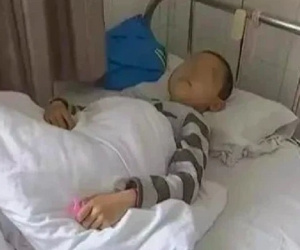 Cậu bé 7 tuổi mắc ung thư dạ dày, mẹ ân hận vì quá chiều chuộng mà cho con ăn nhiều món độc hại này