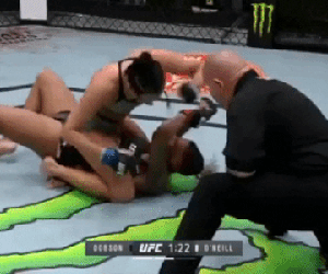 Đả nữ UFC ra mắt ấn tượng, dội 'mưa đòn' vào mặt đối thủ