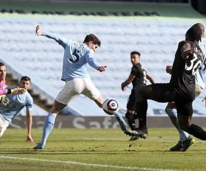 Cặp trung vệ cùng ghi bàn, Man City thắng 14 vòng liên tiếp