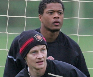 Evra chúc mừng sinh nhật Solskjaer, không quên 'cà khịa' vụ Young dính phân chim