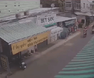 Clip: Thanh niên giật đồ nhưng mất lái ngã nhào ra đường, cái kết sấp mặt khiến nhiều người xôn xao