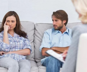 Đề phòng cao độ mà chồng vẫn ngoại tình với cô hàng xóm nóng bỏng làm mẹ đơn thân
