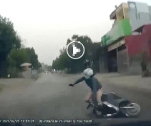 Video: Nữ ninja Lead ngã lăn ra giữa đường và khoảnh khắc suýt chết trước đầu ô tô khiến ai nấy bủn rủn
