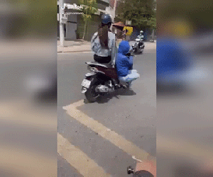 Video: Cô gái khiến người xem 'hết hồn' khi vừa đi xe máy vừa thực hiện 'đi đường quyền'