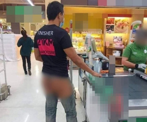 Mặc quần rách toang cả chỗ nhạy cảm vào siêu thị, người đàn ông khiên sdân tình 'tái mặt'