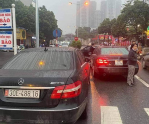 Công an xác minh 2 xe Mercedes Benz cùng biển 'chạm mặt nhau' trên phố Hà Nội