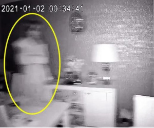Luôn cảm thấy như có ai đó trong nhà, cặp đôi kiểm tra camera rồi rùng mình phát hiện bóng dáng người phụ nữ cùng loạt hiện tượng khó giải thích