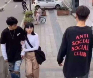 Đang tay trong tay dạo phố thì bạn gái phát bệnh 'mê trai', pha 'dằn mặt' của anh người yêu khiến dân tình xuýt xoa khen 'quá đỉnh!'