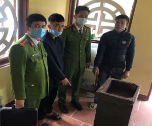 Dùng móc quần áo 'câu' tiền trong hòm công đức