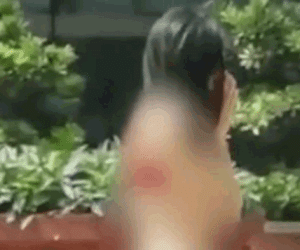 Clip: Cô gái mặc nội y thản nhiên đứng vái lạy trong chùa gây phẫn nộ