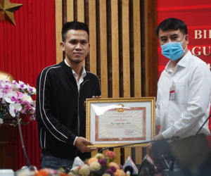 Gia đình cháu bé 3 tuổi rơi từ tầng 12 mong muốn con gái nhận 'người hùng' là bố!