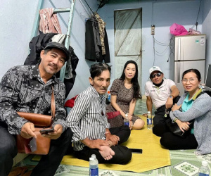NS Thương Tín đã xuất viện sau 3 ngày đột quỵ, hình ảnh căn phòng trọ vỏn vẹn 20m2 tá túc cùng vợ gây xót xa