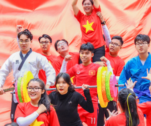 Học sinh cấp 3 tổ chức màn nhảy flashmob hoành tráng, khán giả rưng rưng tự hào