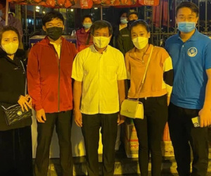 Ông Đoàn Ngọc Hải nói 'xin cúi đầu cảm ơn' sau khi nhận gần 490 triệu đồng tiền quyên góp xây nhà cho người nghèo