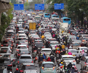 Học sinh trở lại trường, đường Hà Nội ùn tắc kéo dài