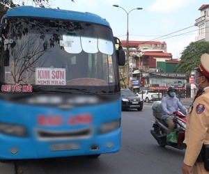 Video Hà Nội: Nhiều nhà xe cố tình dừng đỗ đón khách gần bến xe