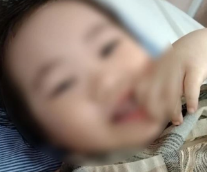 Bé gái 3 tuổi rơi từ tầng 12 chung cư đã có thể cười đùa, ca hát: 'Điều kỳ diệu đã đến, con đã tiến triển rất tốt'