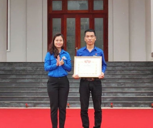 Quảng Nam: Trao tặng bằng khen cho nam thanh niên dũng cảm lao xuống biển cứu sống 3 học sinh