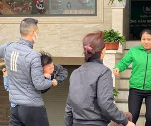 Loạt ảnh viral nhất hôm nay: Cậu nhóc mếu máo vì phải đi học lại, liên tục la khóc không chịu rời vòng tay bố