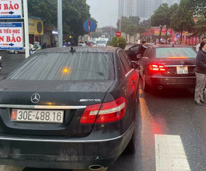 Tạm giữ 2 xe Mercedes E300 cùng biển số trên đường Hà Nội