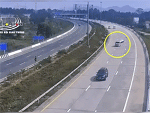 Khoảnh khắc ô tô nổ lốp, đâm trúng dải phân cách khiến 8 hành khách văng ra ngoài