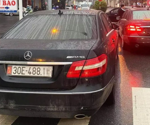 Vụ 2 xe Mercedes trùng biển số 'chạm mặt' nhau ở Hà Nội: 1 chủ xe không xuất trình được giấy tờ