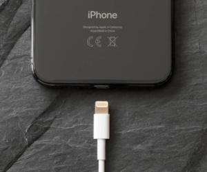 Apple được cấp bằng sáng chế cổng sạc từ tính trên iPhone, có thể sẽ thay thế Lightning