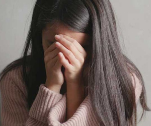 Lỡ tay 'sờ' vào điện thoại người yêu, cô gái phát hiện sự thật khủng khiếp về những món quà lớn mình được tặng