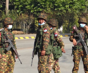 Lính Myanmar dọa bắn người biểu tình trên TikTok