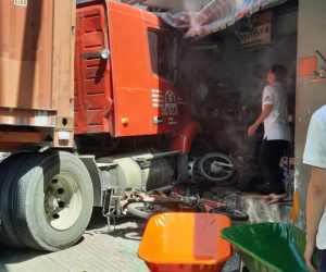 Xe container tông sập nhà dân dưới gầm cầu Phú Mỹ, cuốn nhiều xe máy, 1 người chết